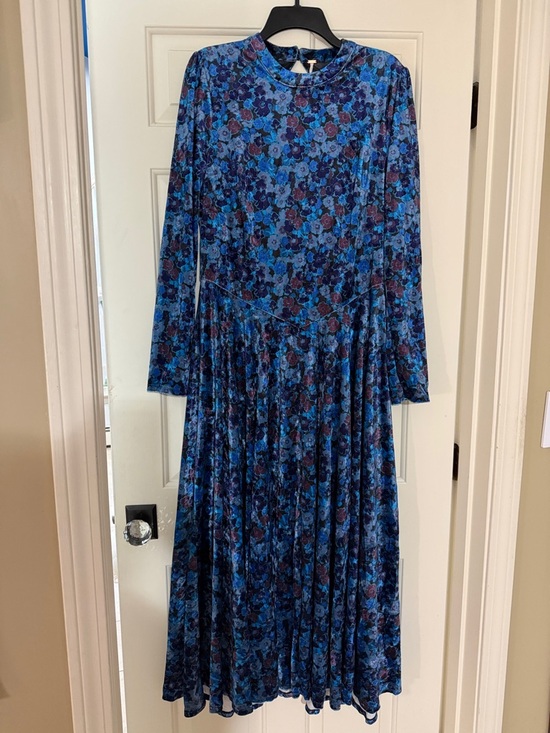 Free People Dresses & Skirts - Free People Blue Floral Long Sleeve Midi Dress